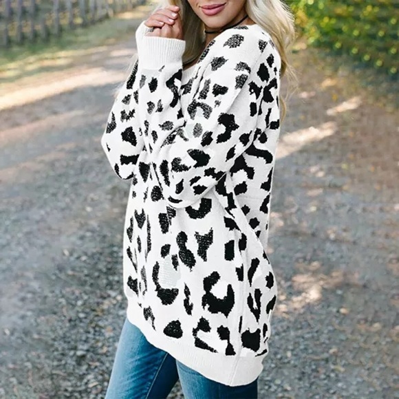 Sweaters - 🎉HP🎉White Cheetah Print V Neck Sweater!
